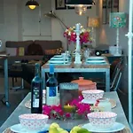 펜션 Stylish Town House In