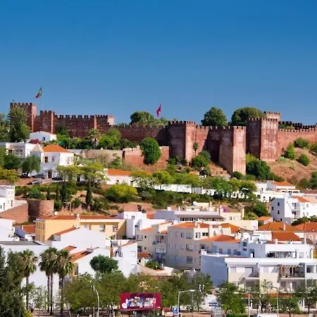 Stylish Town House In Vakantiehuis